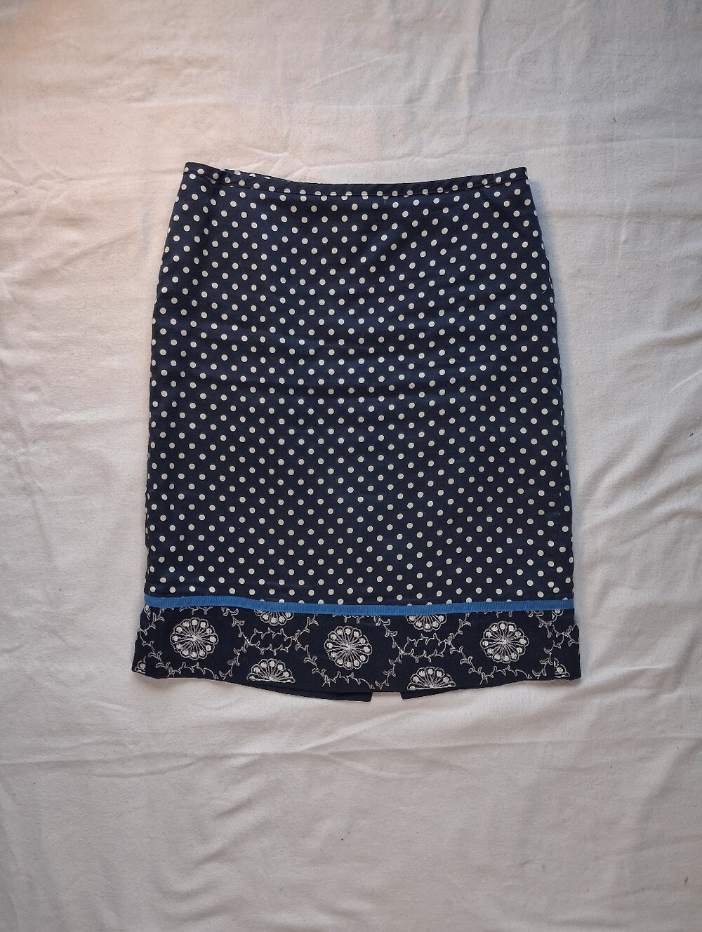 Ann Taylor Loft Navy Blue Size 0 Polka Dot Midi Skirt w/ white Floral Pattern